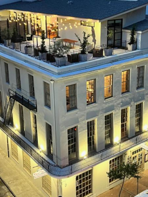 Entire Home w/ Party Rooftop - A Block Away From Parades